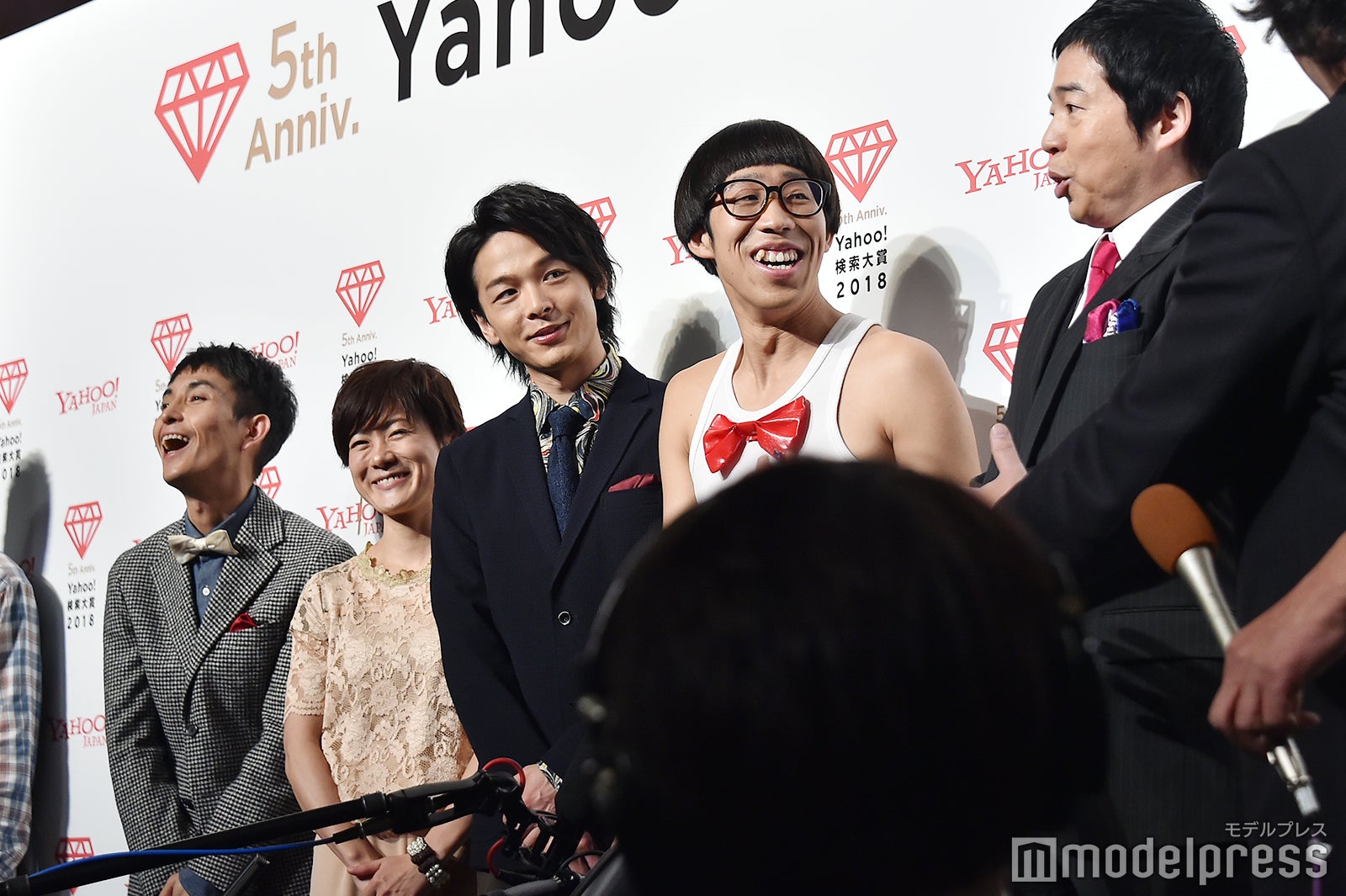 囲み取材の様子／左から：矢部太郎、小林由美子、中村倫也、ひょっこりはん、今田耕司 （C）モデルプレス