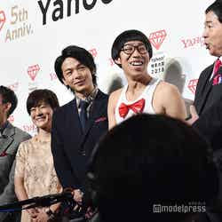 囲み取材の様子／左から：矢部太郎、小林由美子、中村倫也、ひょっこりはん、今田耕司 （C）モデルプレス
