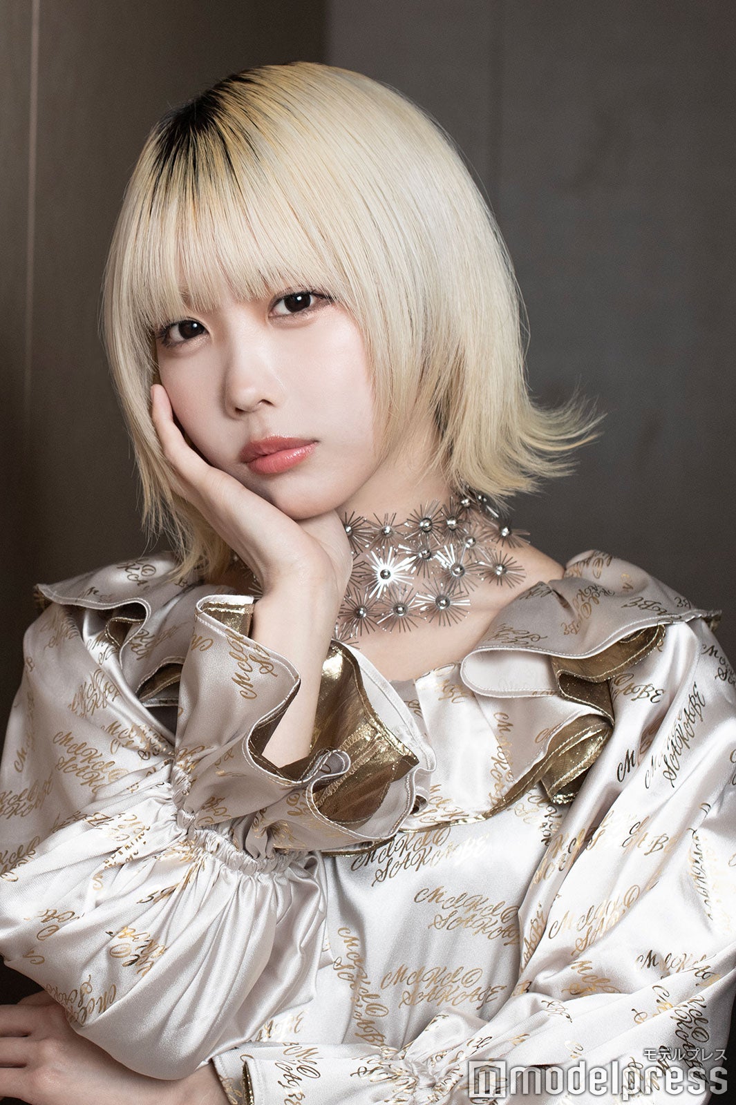 あの／スタイリスト：MOMOMI KANDA、ヘアメイク：URI、ドレス¥198,000 MIKIOSAKABE（ミキオサカベ）、チョーカー¥275,000 flake（フレーク）（C）モデルプレス