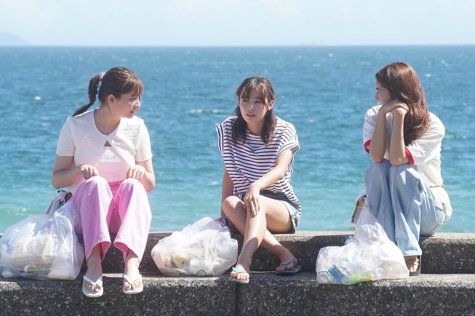 吉川愛、森七菜、仁村紗和「真夏のシンデレラ」第6話より（C）フジテレビ