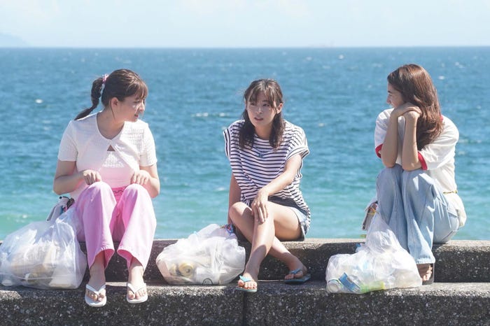 吉川愛、森七菜、仁村紗和「真夏のシンデレラ」第6話より(C)フジテレビ