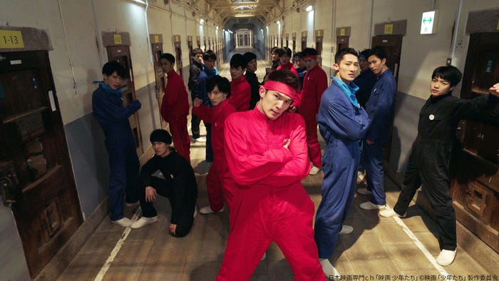 (左から)深澤辰哉、向井康二、田中樹、小島健、宮舘涼太、京本大我、高地優吾(※「高」は正式には「はしごだか」)、室龍太、ジェシー、正門良規、松村北斗、佐久間大介、森本慎太郎、岩本照、渡辺翔太、阿部亮平、西畑大吾「映画 少年たち」(C)映画「少年たち」製作委員会