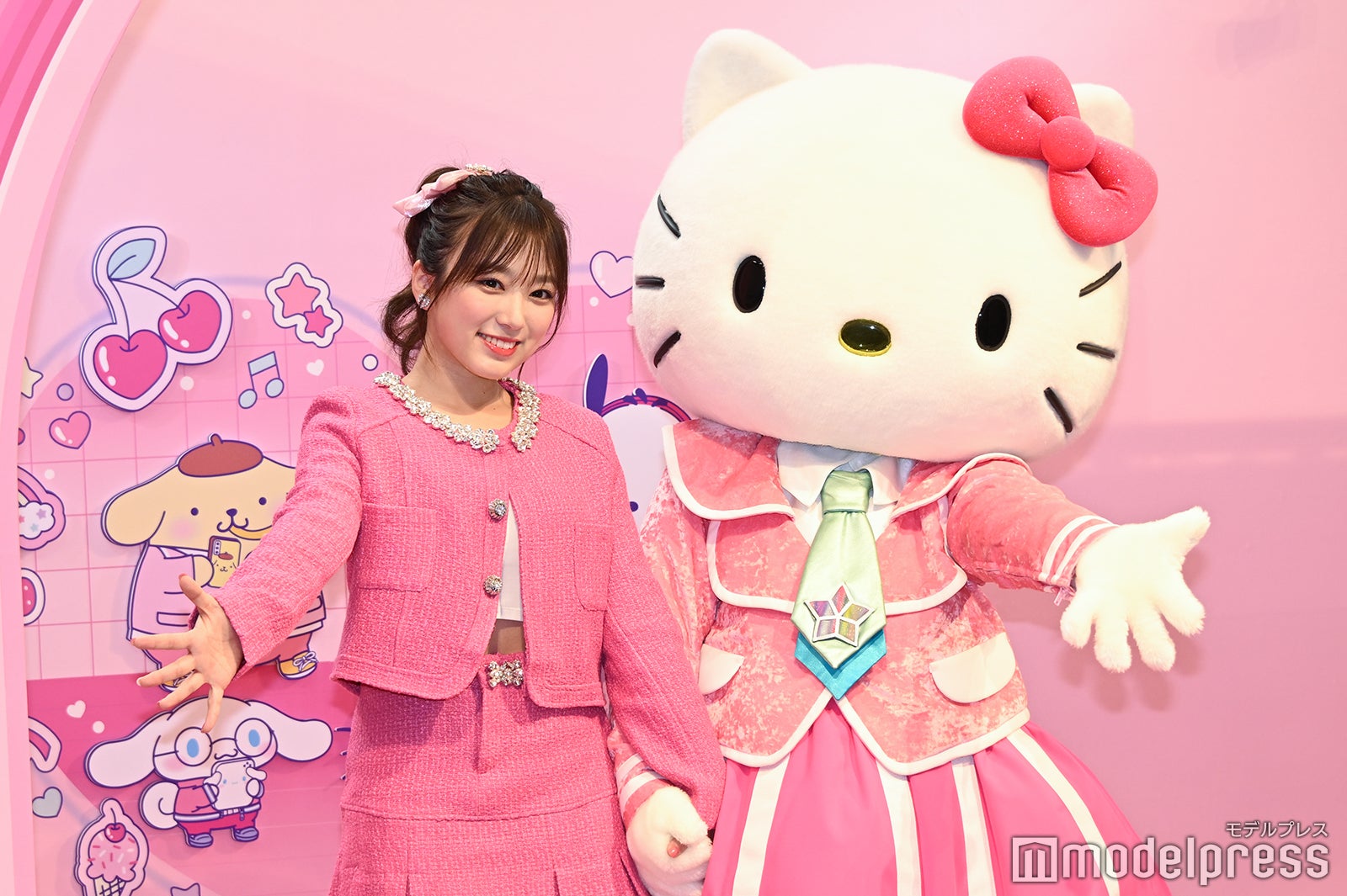 矢吹奈子、キティちゃん（C）モデルプレス