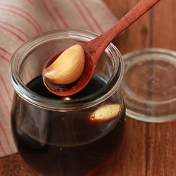 ニンニクを醤油に漬けるだけで万能調味料が2つ完成! 「ニンニク醤油」と「醬油漬けニンニク」活用レシピ