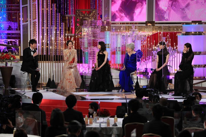 羽鳥慎一、長澤まさみ、清原果耶、草笛光子、西野七瀬、広瀬すず(C)東京写真記者協会