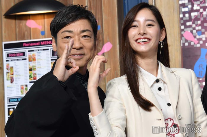 “6C(六本木クラス)ポーズ”をする香川照之、新木優子 (C)モデルプレス