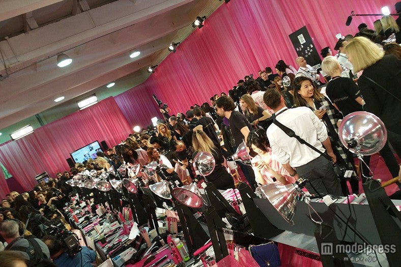 「Victoria’s Secret Fashion Show 2015」の舞台裏／撮影モデルプレス
