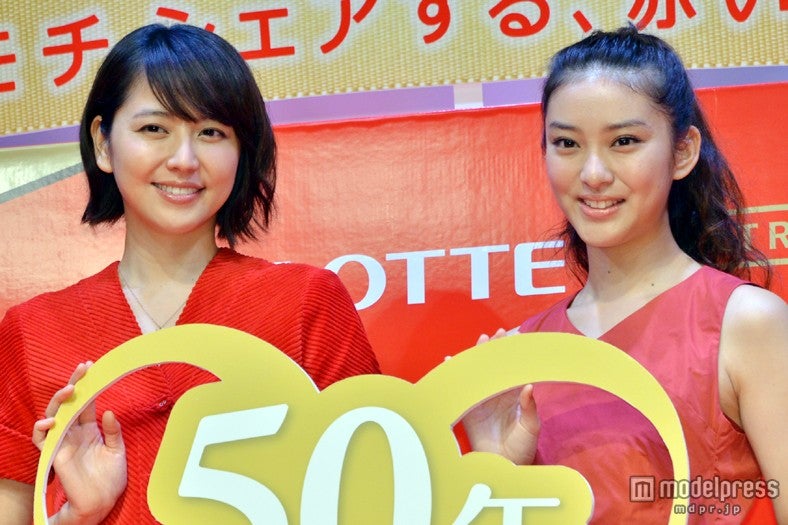 ロッテ ガーナ「チョコ開き 宣言セレモニーに出席した長澤まさみ（左）と武井咲（右）