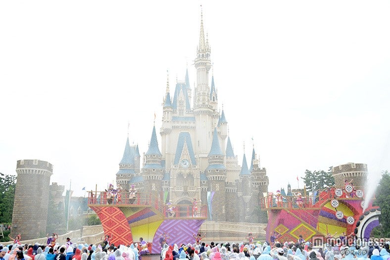 大量の水がゲストに降りかかる