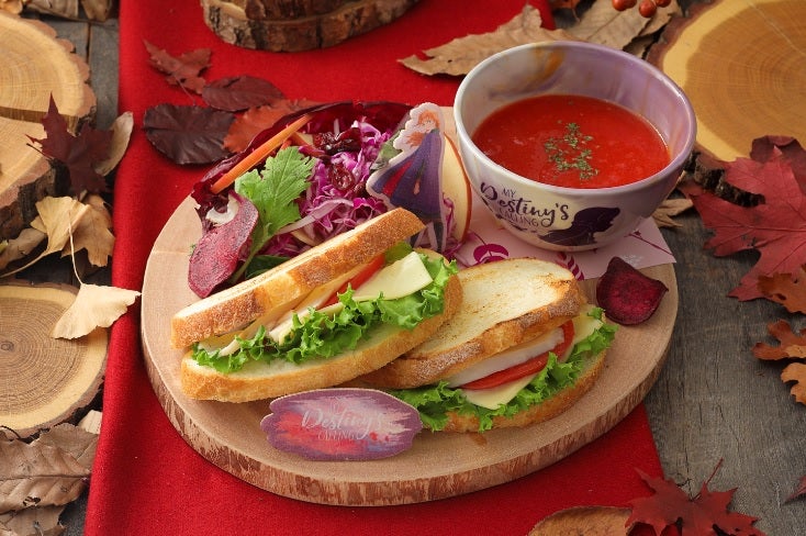 ＜アナ＞欲張りサンドウィッチ＆トマトスーププレート　2,390円／スープボウル 付　3,990円（C）Disney