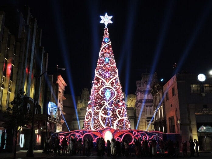 赤系のライティングで彩られたツリーは、まさにテーマの“RED HOT CHRISTMAS”にふさわしい輝きです