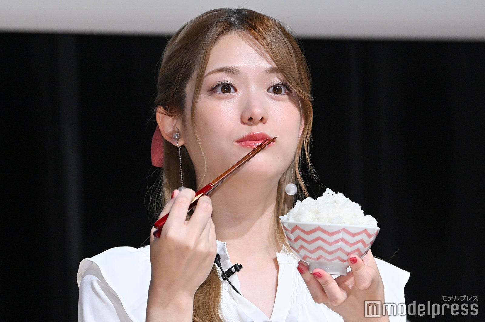 お米を食べる松村沙友理 （C）モデルプレス