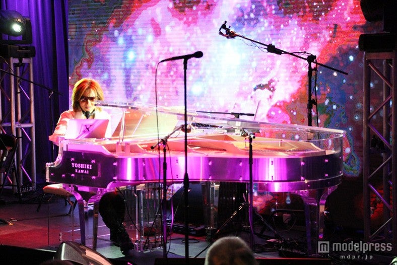 YOSHIKI、アメリカで初のソロパフォーマンス　“多重演奏”でファン魅了