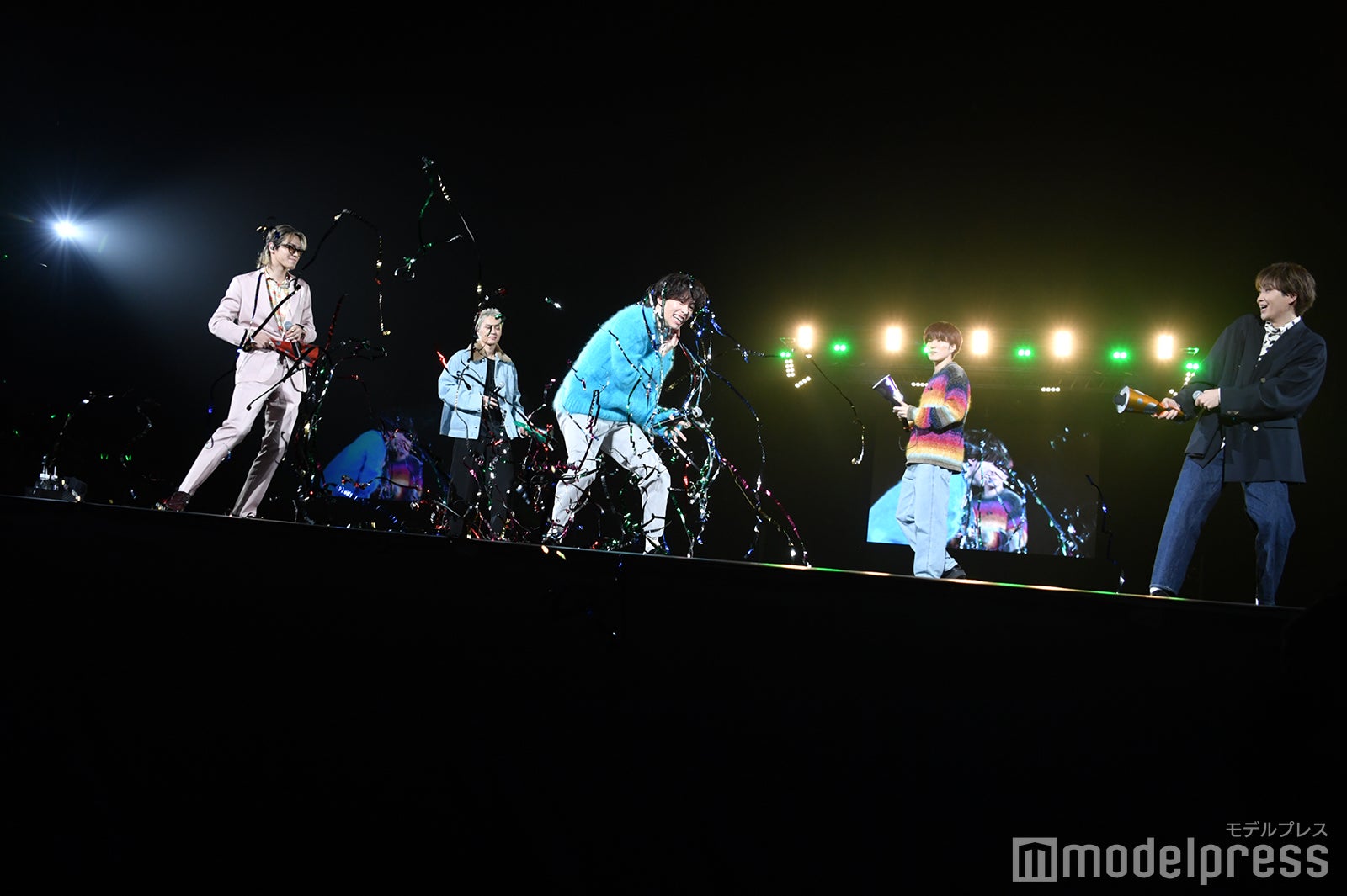 ゆうたにクラッカーを放つメンバー （C）モデルプレス