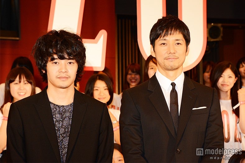 池松壮亮、西島秀俊（右）