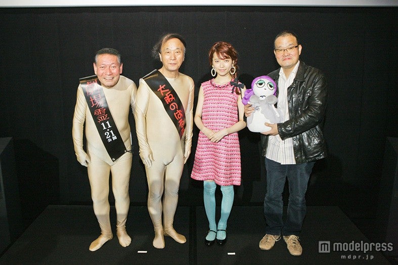 梅原かなた・はるか、島崎遥香、中田秀夫監督（C）2015『劇場霊』製作委員会