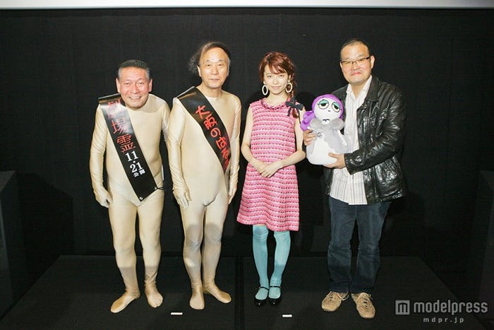 梅原かなた・はるか、島崎遥香、中田秀夫監督(C)2015『劇場霊』製作委員会