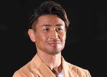 魔裟斗 「27年くらいの旧友」イケメン俳優との2ショに反響 ともに上腕ムキムキ 「イケオジ2人めちゃめちゃカッコイイ」