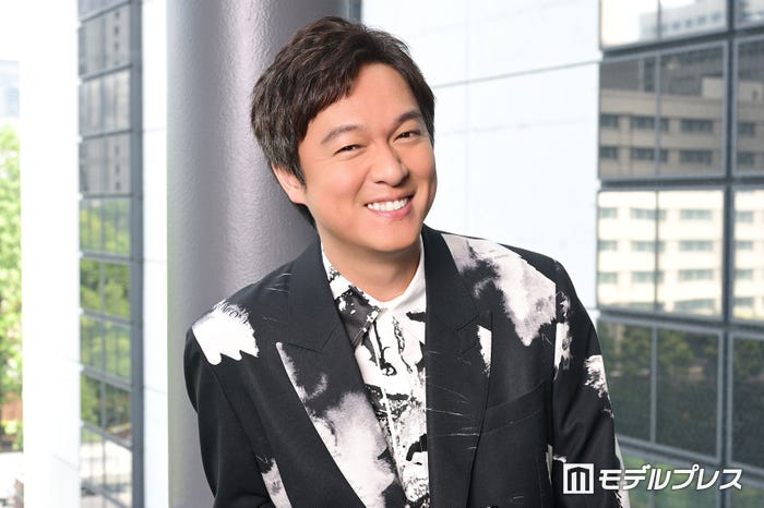 撮影中に「サザエさん」を突如歌い出し現場を和ませてくれた丸山隆平(C)モデルプレス
