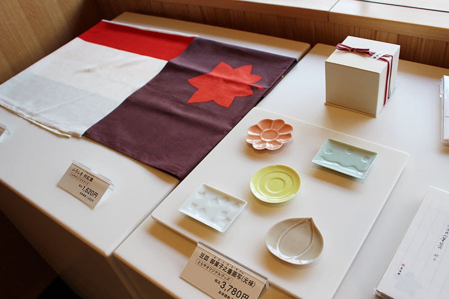 とらや 赤坂店 「ふろしき」（1,620円）「豆皿」（3,780円）