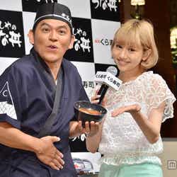 抜群のコンビネーションを見せた岡田圭右(左)と水沢アリー(右)