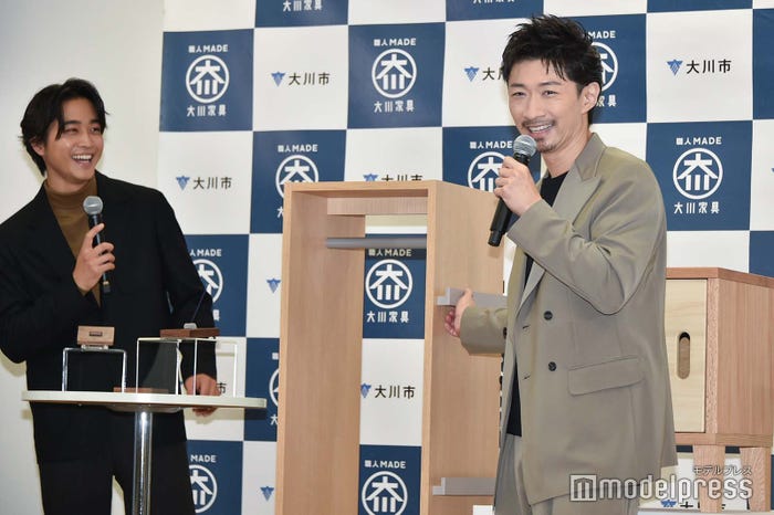 ワードローブをアピールするEXILE MAKIDAI (C)モデルプレス