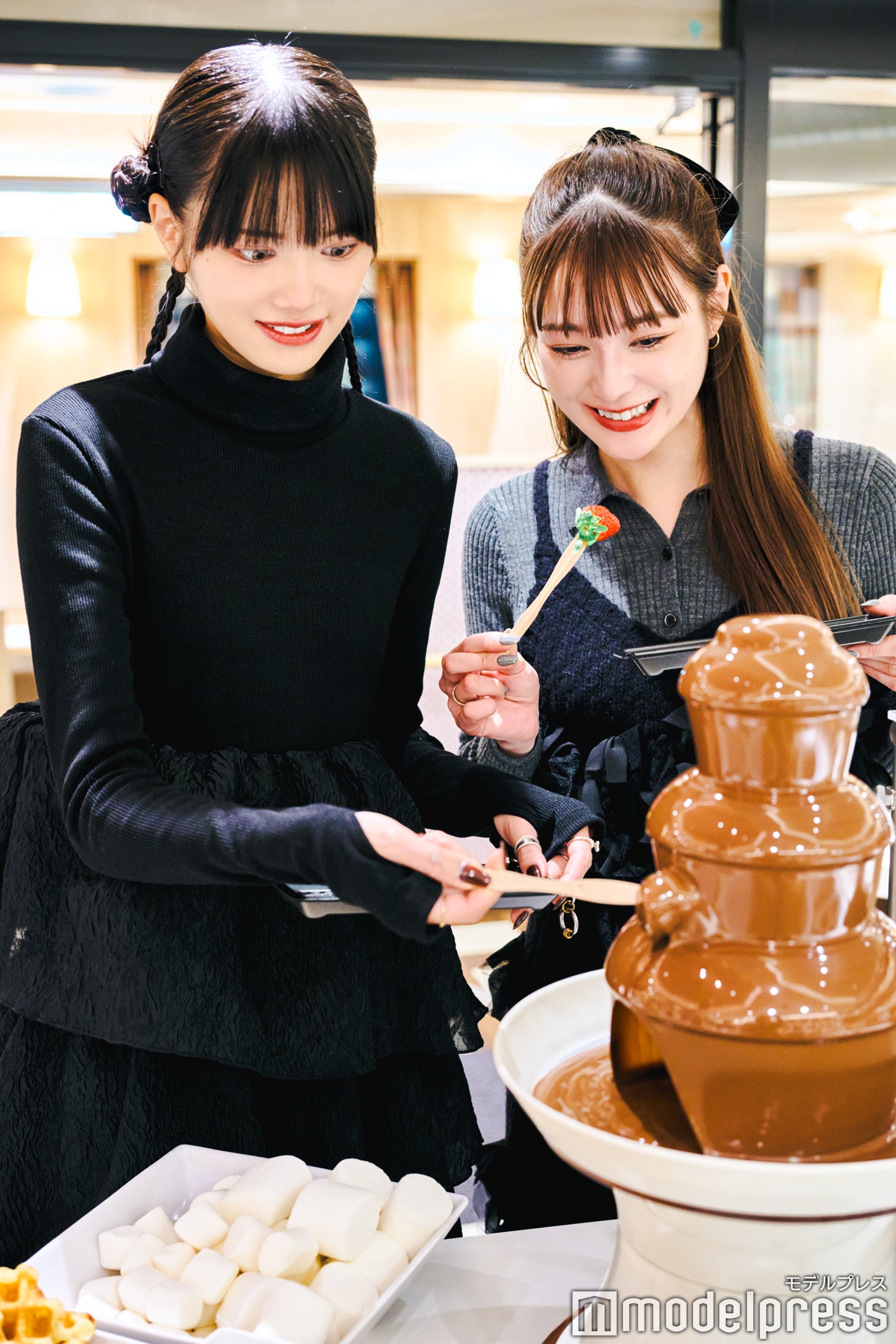 チョコフォンデュに2人も夢中！（C）モデルプレス