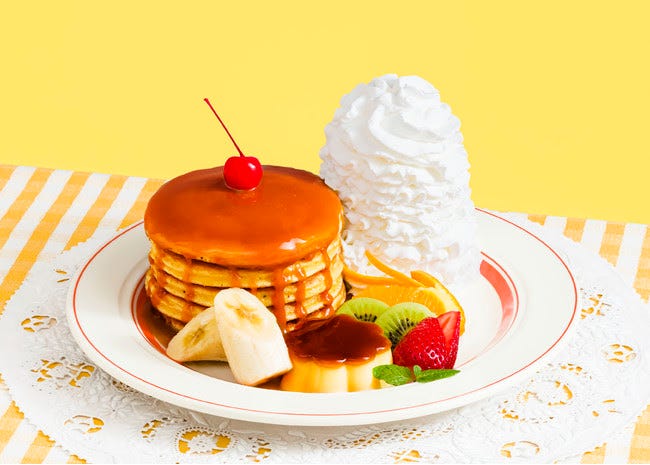 エッグスンシングス「なつかしのパンケーキ・ア・ラ・モード」ほろ苦キャラメルソース&フルーツをトッピング