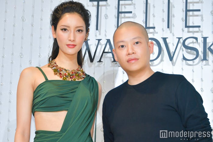 菜々緒 Sexyスリットドレスで大胆美脚披露 輝き続ける秘訣 明かす モデルプレス 菜々緒 Sexyスリットドレスで大胆美脚披露 輝き続ける秘訣 明かす モデルプレス