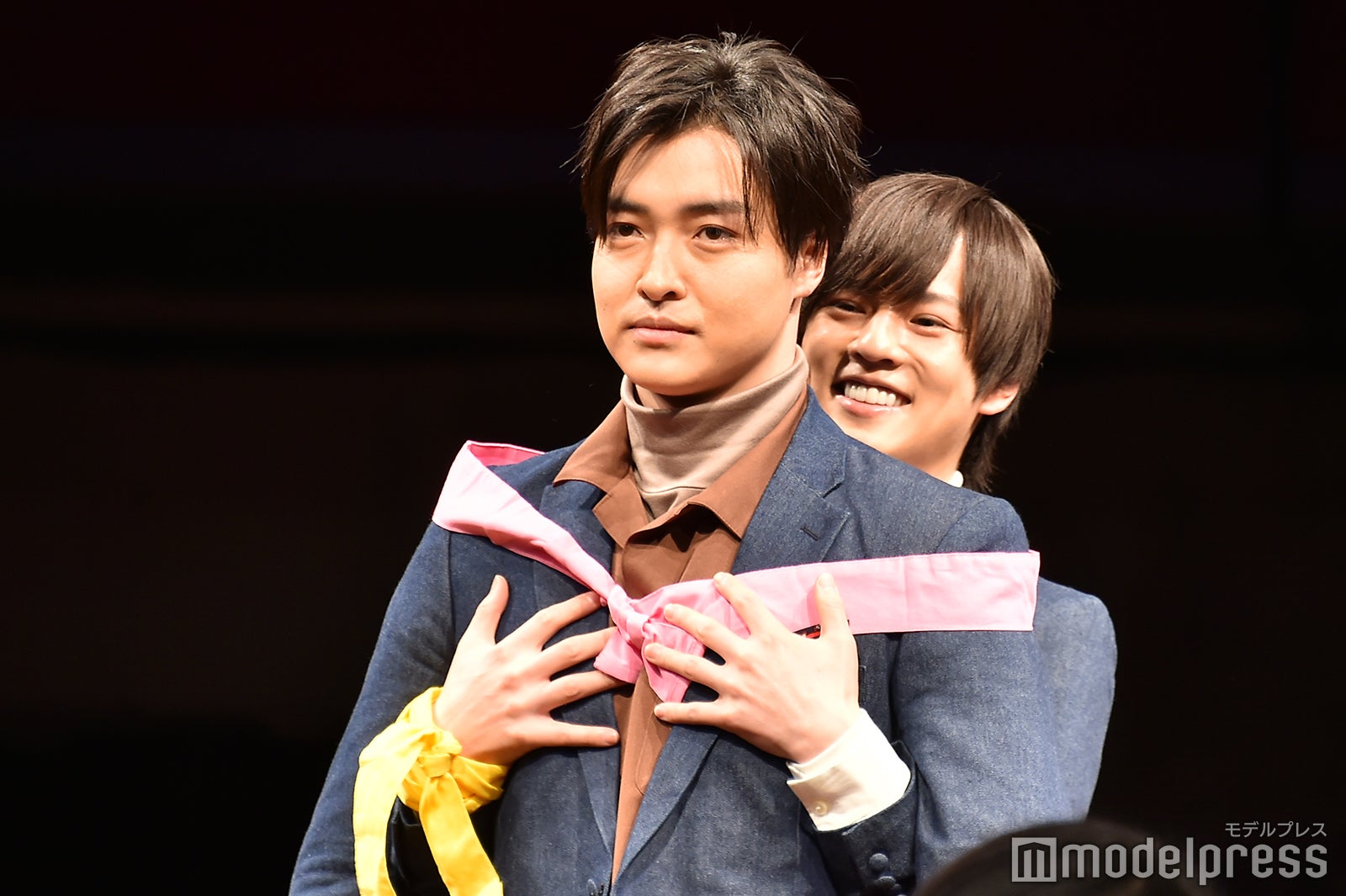 栗山航の胸囲を確かめる奥野壮／男劇団 青山表参道X「ENDLESS REPEATERS —エンドレスリピーターズ—」DVD発売記念イベント （C）モデルプレス