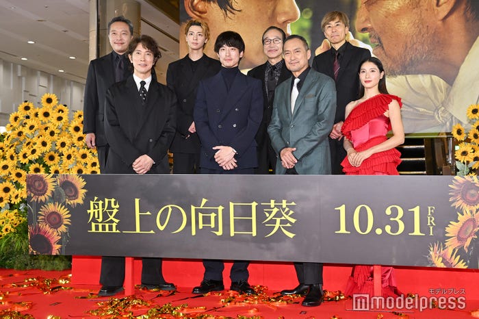 (後列左より)音尾琢真、高杉真宙、小日向文世、熊澤尚人監督(前列左より)佐々木蔵之介、坂口健太郎、渡辺謙、土屋太鳳(C)モデルプレス