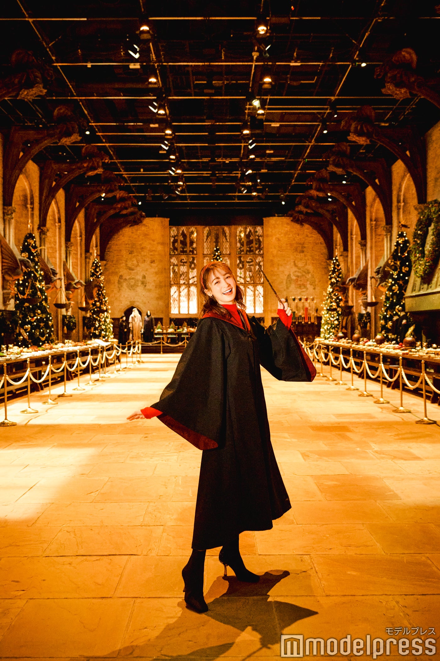 クリスマスムード広がる大広間（C）モデルプレス