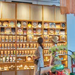 これら全部が中国茶!紙に包まれた丸いものは、年代物の高級プーアール茶(C)モデルプレス