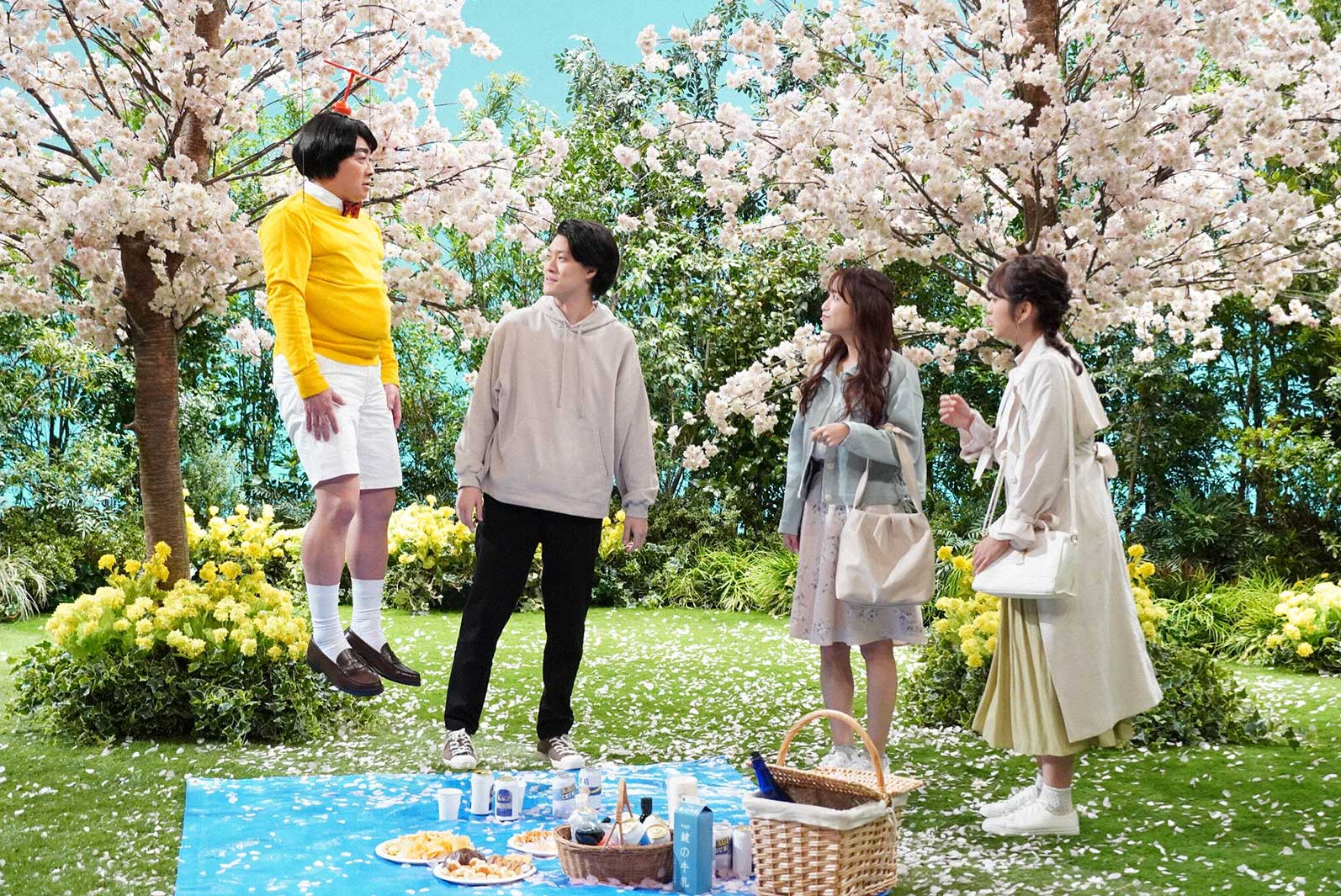 『ぶっとび！飛美男くん』（左から）松尾駿、粗品、鷲見玲奈、藤本万梨乃フジテレビアナウンサー（C）フジテレビ