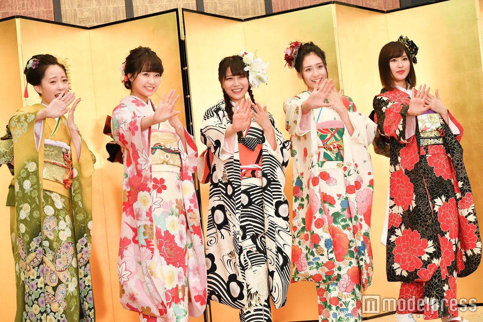 NMB48はサービス精神たっぷりに「どやさ」！（左から）石塚朱莉、加藤夕夏、白間美瑠、内木志、古賀成美 （C）モデルプレス