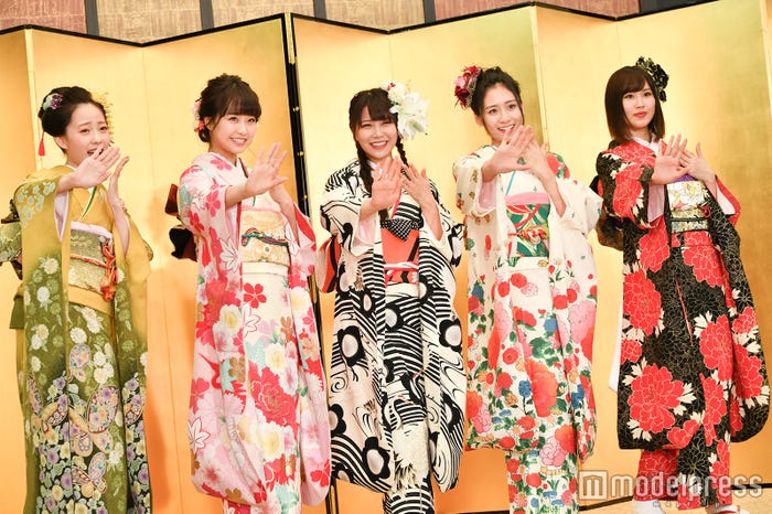 NMB48はサービス精神たっぷりに「どやさ」!(左から)石塚朱莉、加藤夕夏、白間美瑠、内木志、古賀成美 (C)モデルプレス