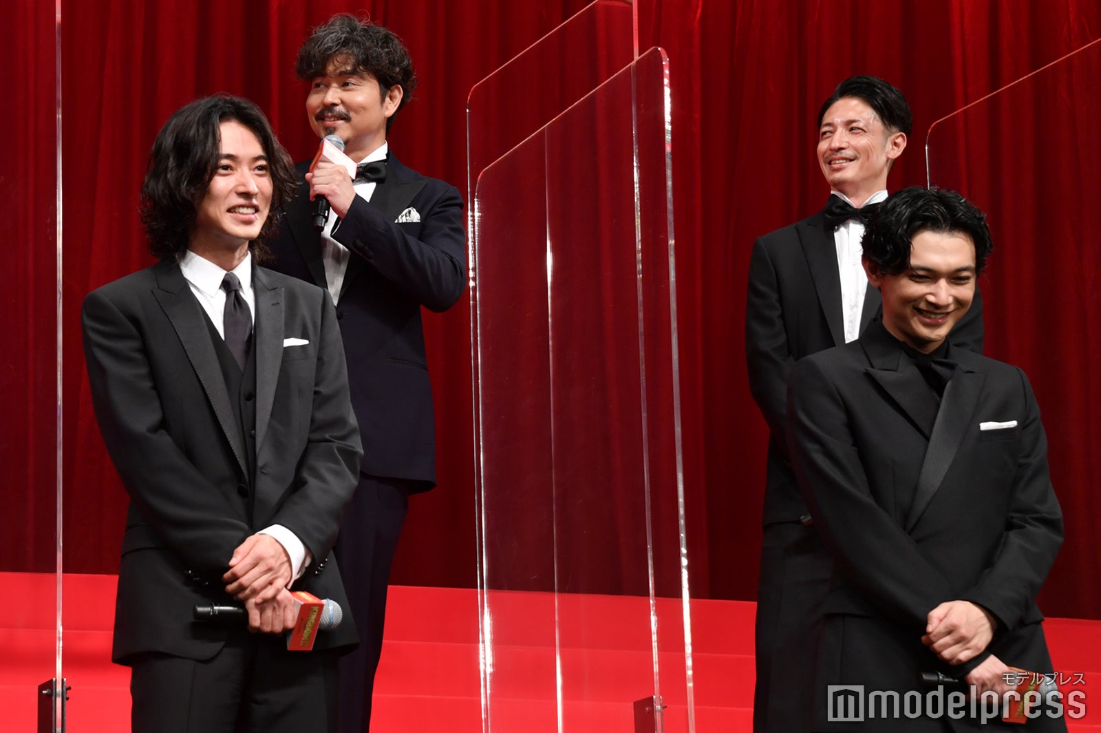 （後列左から）小澤征悦、玉木宏／（前列左から）山崎賢人、吉沢亮（C）モデルプレス