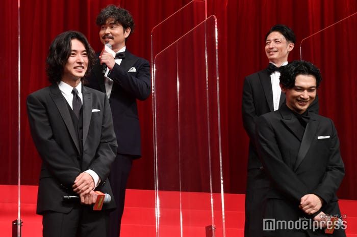 小澤征悦からのラブコールに照れ笑を浮かべる山崎賢人、吉沢亮/見守る玉木宏(C)モデルプレス