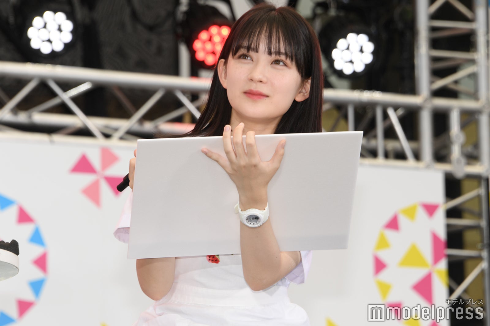 堤幸彦監督の似顔絵を描く畑芽育（C）モデルプレス