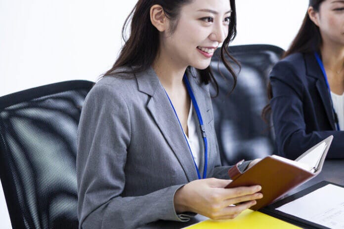 誘い受けをする女性の特徴6:聞き上手