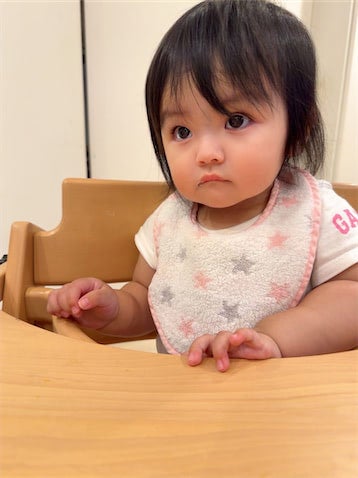 川崎希、次女・グーちゃんの前髪を自宅でカット「パタパタしちゃって切るの大変」