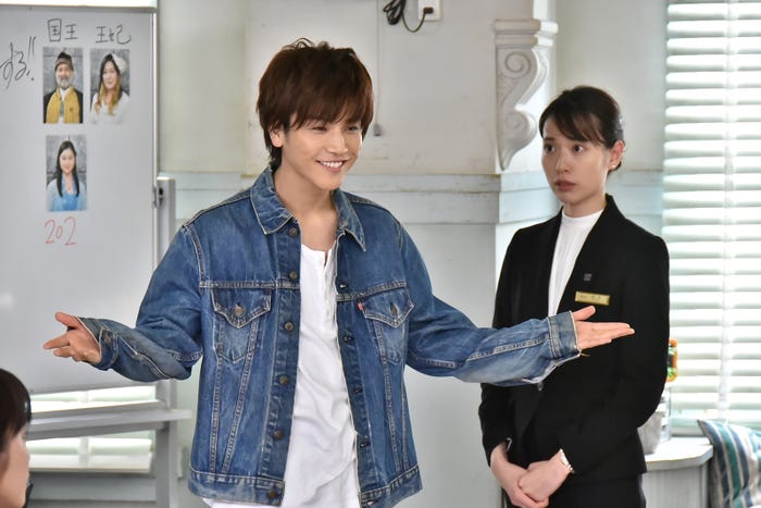 岩田剛典、戸田恵梨香/「崖っぷちホテル!」第8話より(C)日本テレビ