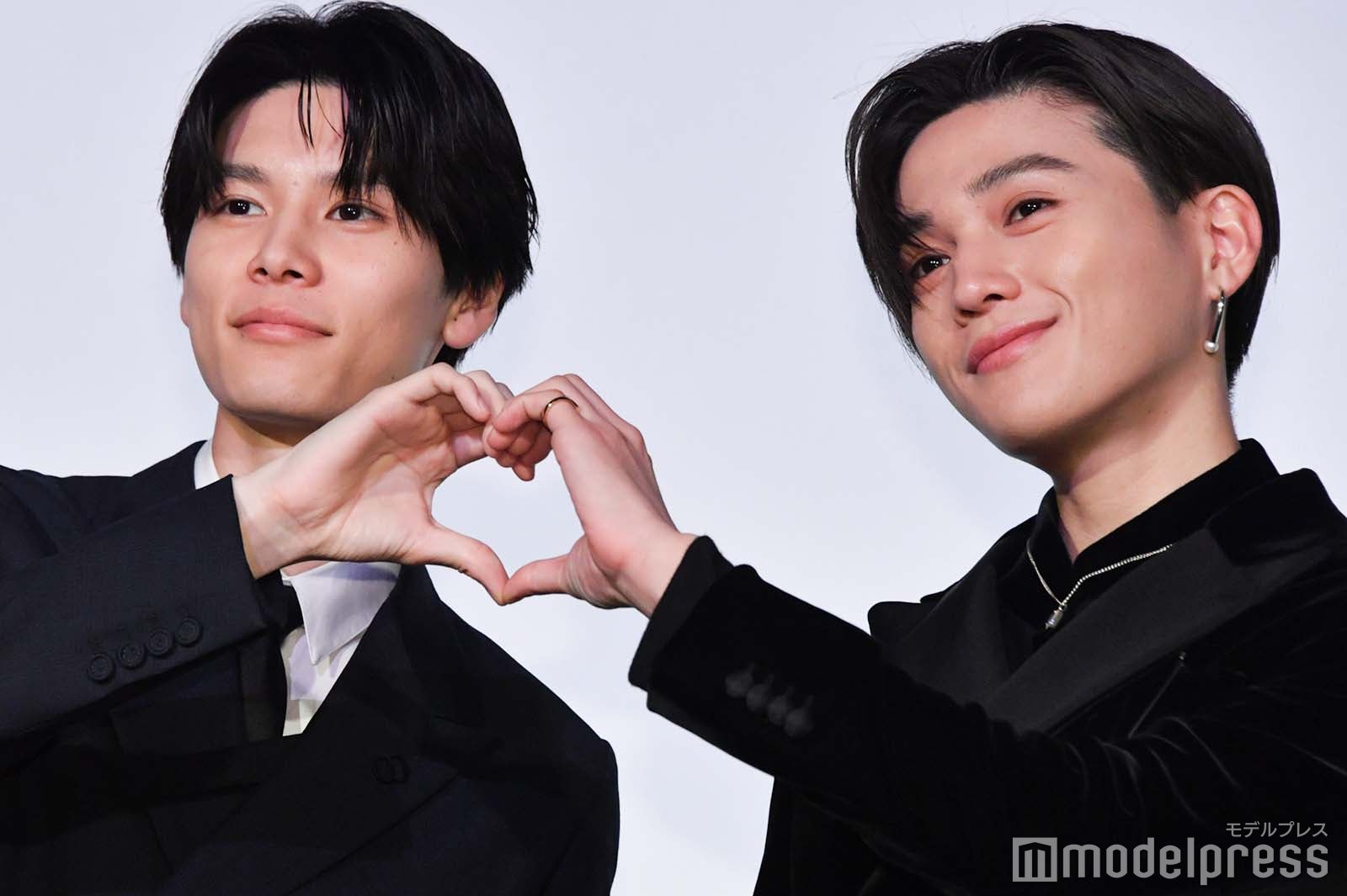 各方向にハートを作ってくれる萩原利久、八木勇征（C）モデルプレス
