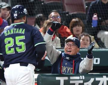 ヤクルトが2連勝 五回にサンタナが決勝2ラン 2夜連続の完封リレー、先発・高梨は六回途中無失点で2勝目