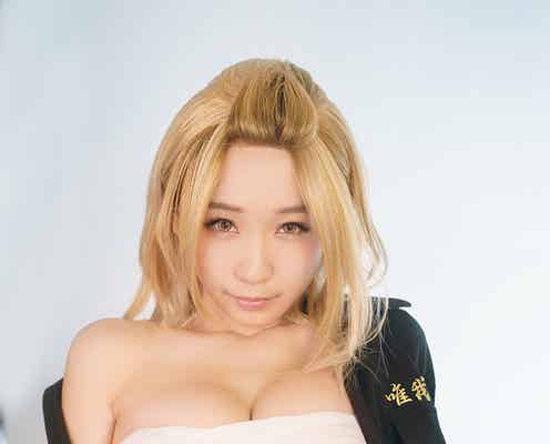 人気コスプレイヤー伊織もえ、下乳あらわな特攻服でキャラを完全再現