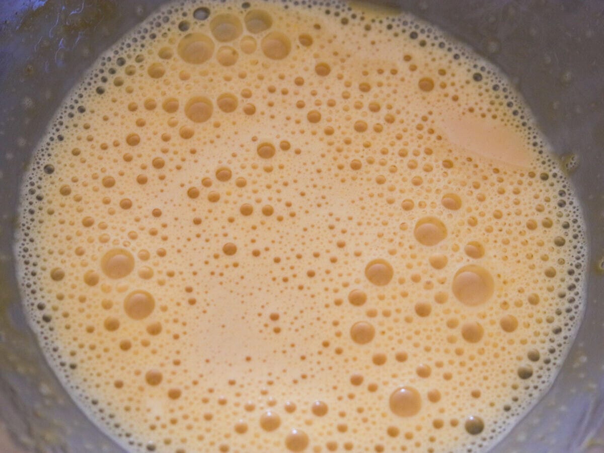 米油を少しずつ加えながら混ぜて乳化させ、牛乳も加えて混ぜる。