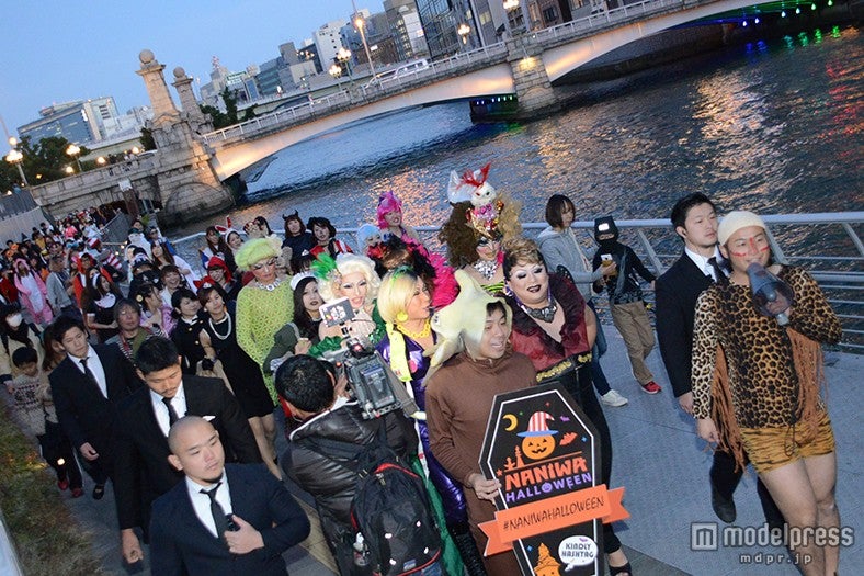 バンビーノ率いる仮装集団