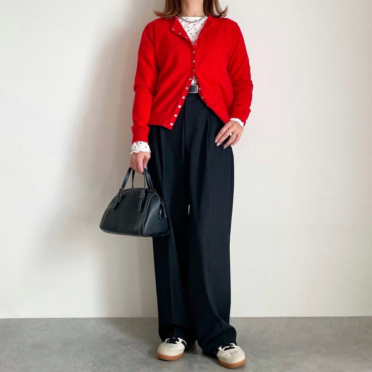 cocaクレープシャーリングパフスリーブトップス cocaクレープシャーリングパフスリーブトップスと赤カーディガンコーデ