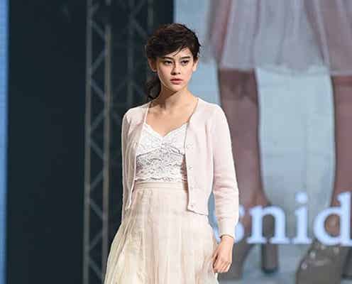 「ViVi」emma、白肌際立つ淡色ガーリースタイルでイメージ一新<神戸コレクション2015S/S>