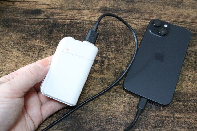 ダイソーの乾電池式緊急充電器はAndroidとiPhoneの両方対応
